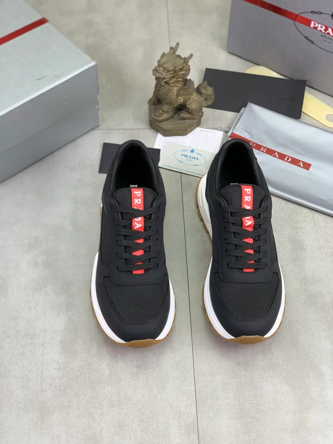 Men's shoes 💰P560💰[New model] The top version is available on the official website, 🆘 The trendy brand (Prada) mainly promotes the popular model, avant-garde and versatile fashionable men's shoes, private version mold opening, cowhide surface splicing 1:1.. Stylish and simple, original imported cowhide lining cowhide feet; the atmosphere and personality are more fashionable, eye-catching and pursuing class. It will subvert the old idea and be a must-have for fashionistas with you! Must keep it for yourself! Tall and comfortable, large and low, high-end quality workmanship. The new high-end outsole on the official website. Size: 38-45. Available in 3️⃣ colors.